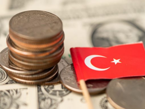 <strong>Turquía sorprende con fuerte alza de tasas del 25%, impulsando a la lira</strong>