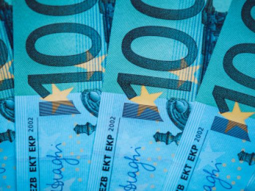 Euro cae frente al dólar a mínimos de cuatro meses