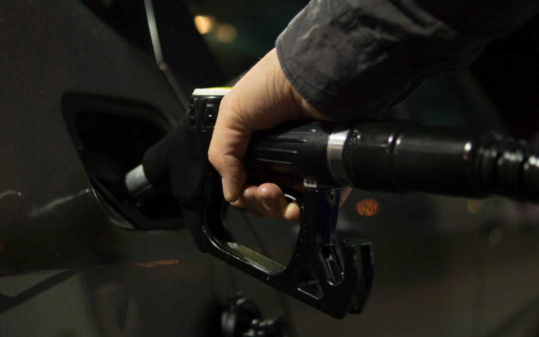 Experto: En Venezuela hay inventario de gasolina, pero el Estado la distribuye gota a gota para incrementar la cuarentena