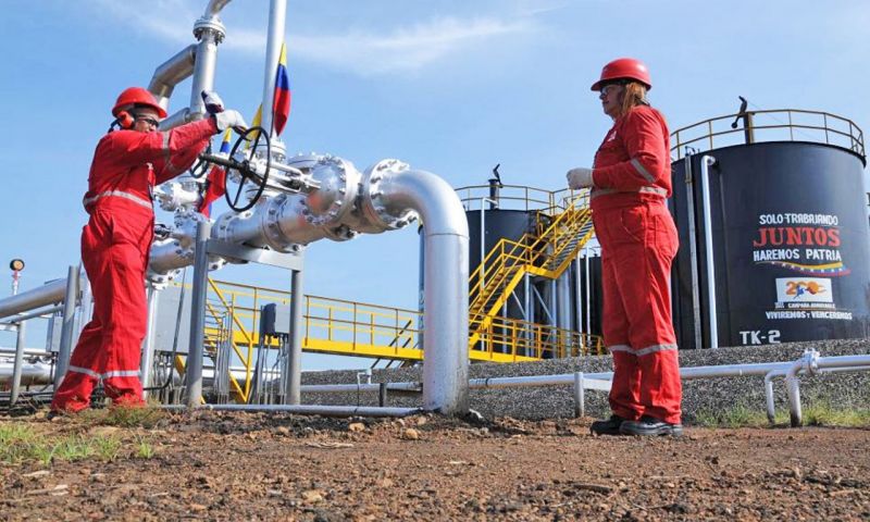 Argus: producción petrolera venezolana cayó 30.000 barriles diarios en marzo hasta 850.000 bpd