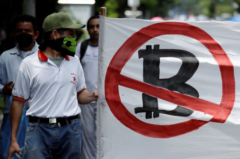 Protestas contra el Bitcoin se suscitaron el martes en El Salvador, día