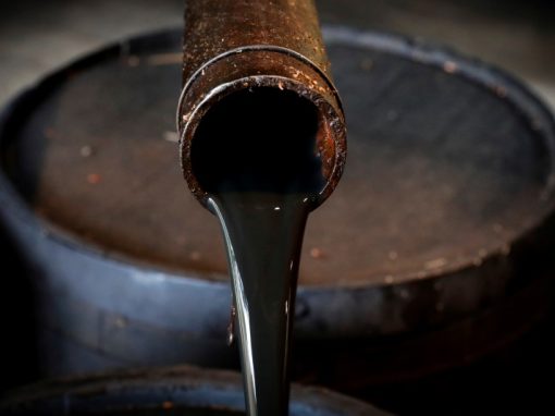 Petróleo se estabiliza, escasa oferta y contrarresta temores a una recesión