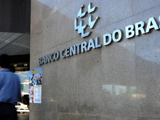 Banco Central Brasil sube tasas, analiza alza en medio de año