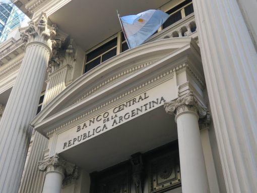 Banco central de Argentina oficializa alza de tasa referencial a 75% anual