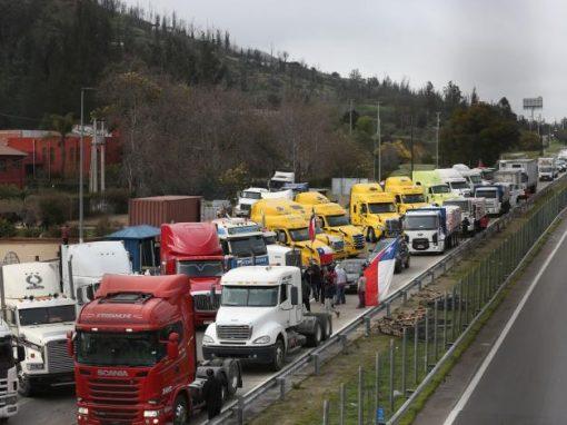 Camioneros chilenos suman una semana de paro sin avances en la negociación